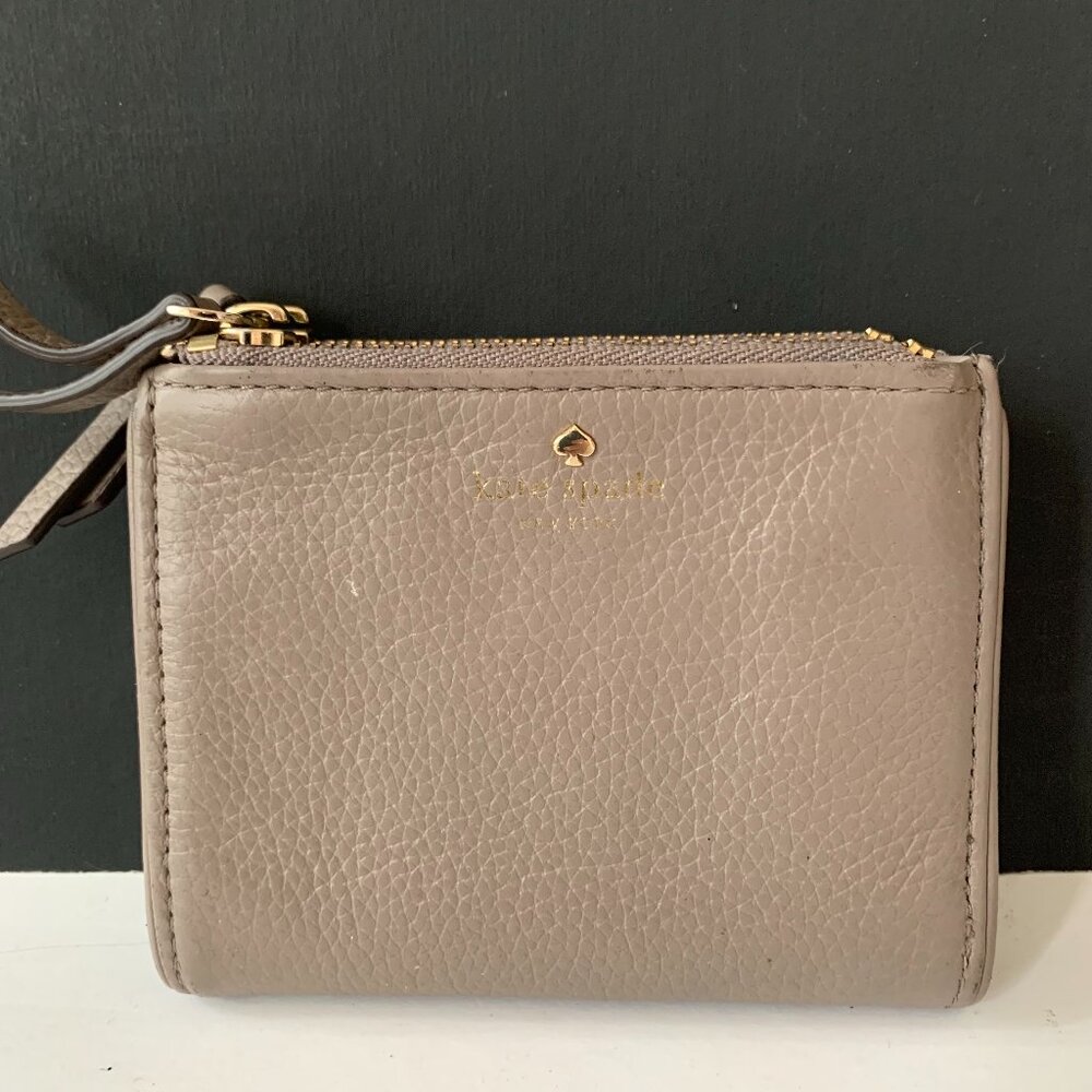 KATE SPADE LARCHMONT AVENUE   SMALL MALEA  CITYSCAPE TAUPE WALLET